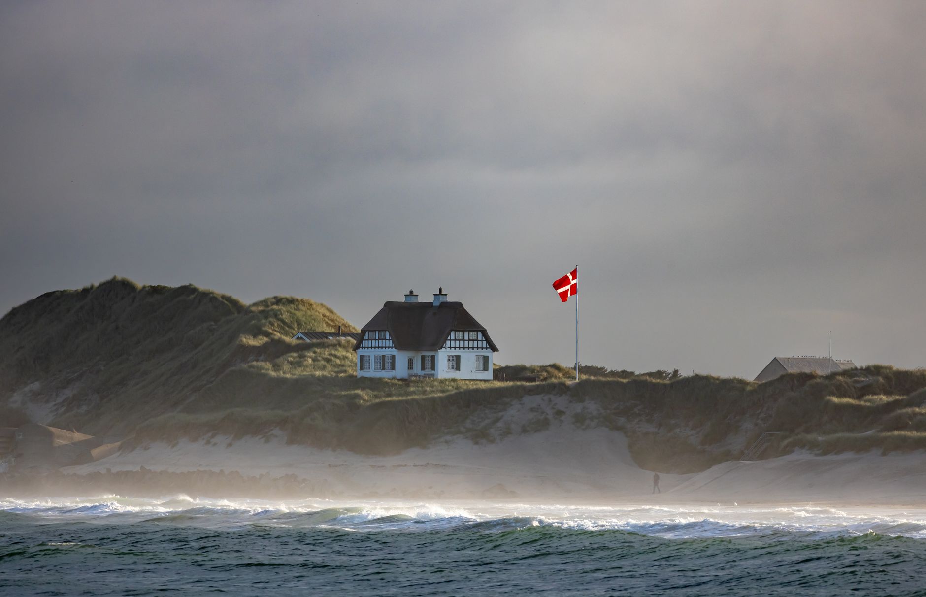 Mødebord med papirer