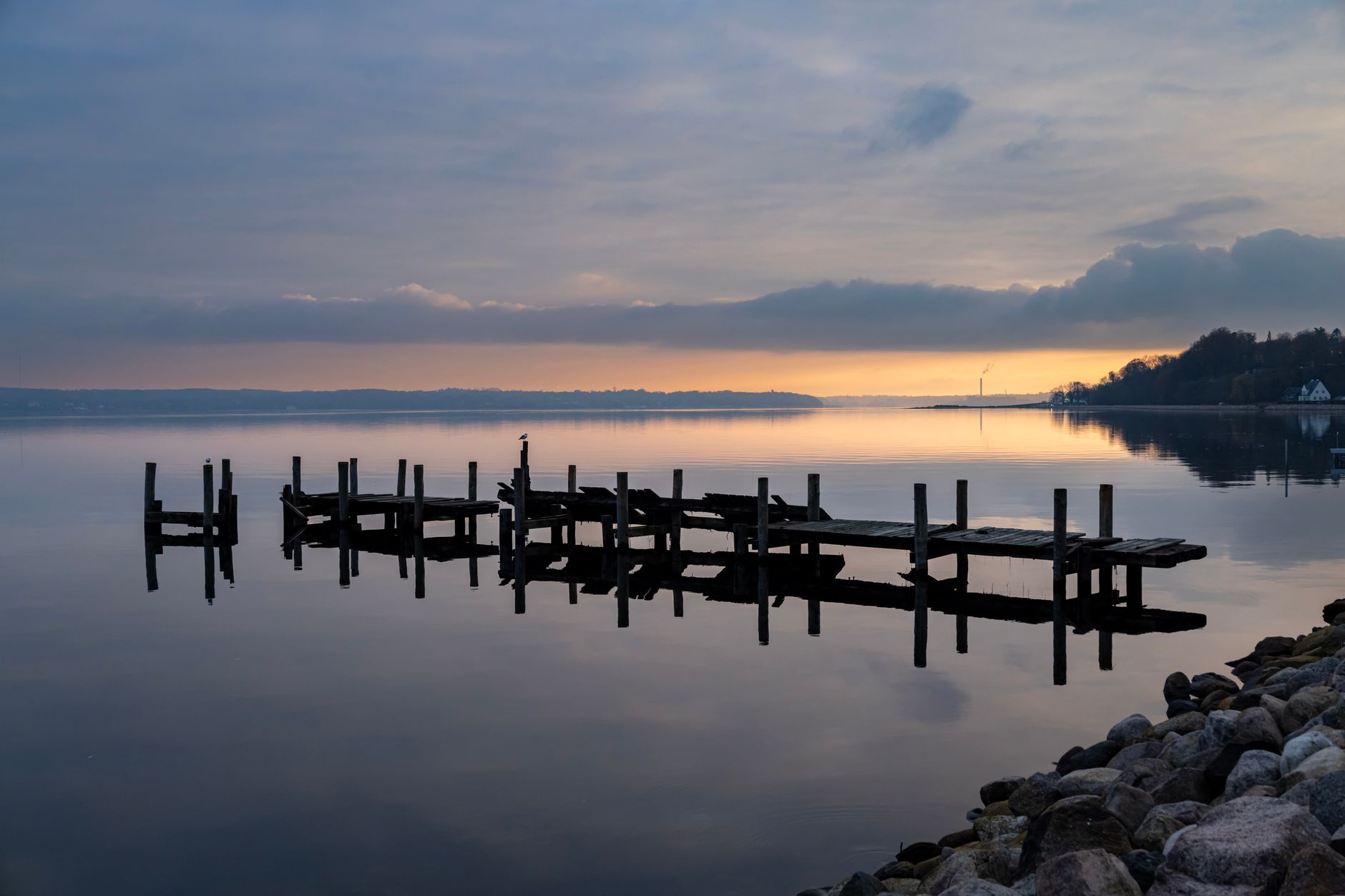 Anløbsbro ved solnedgang